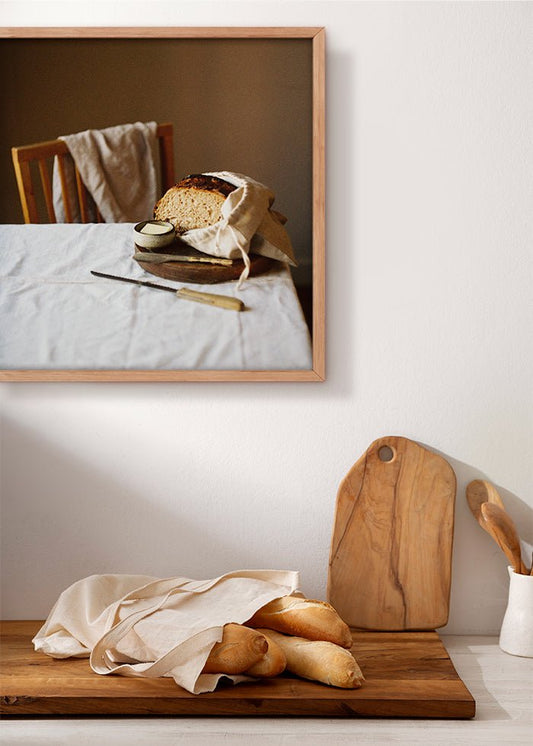 Poster med bröd och smör, vackert uppdukat på ett bord klädd i linneduk.