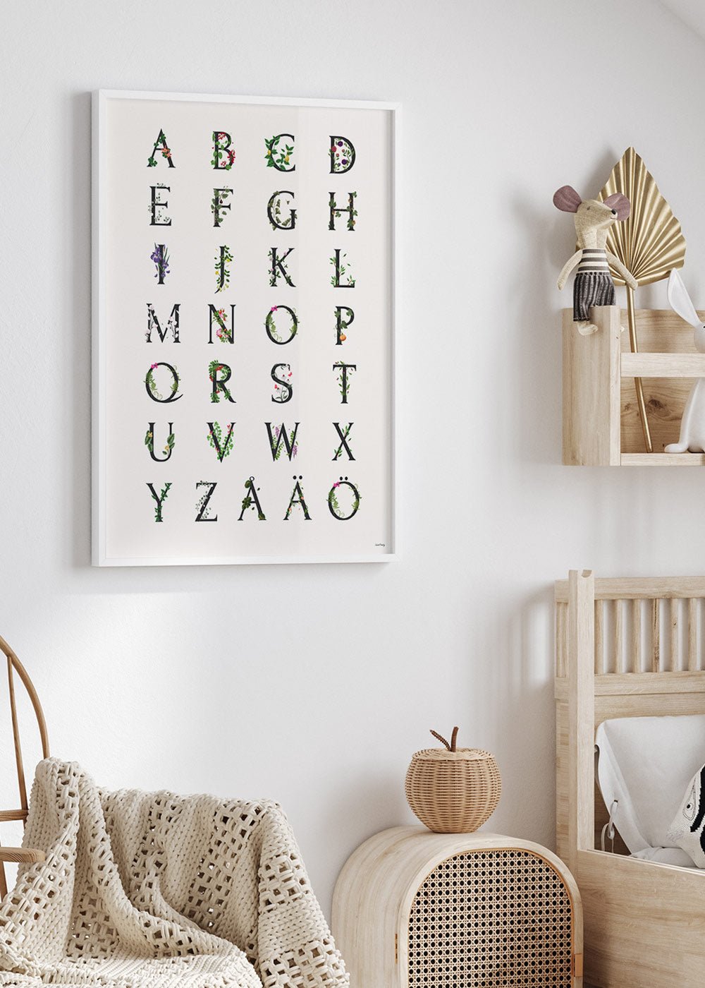 Vacker poster till barnrummet med svenska alfabetet.