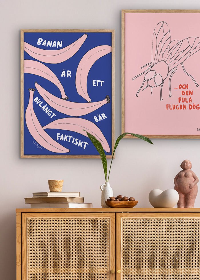 Färgglad och poppig poster i rosa och blått föreställande bananer.