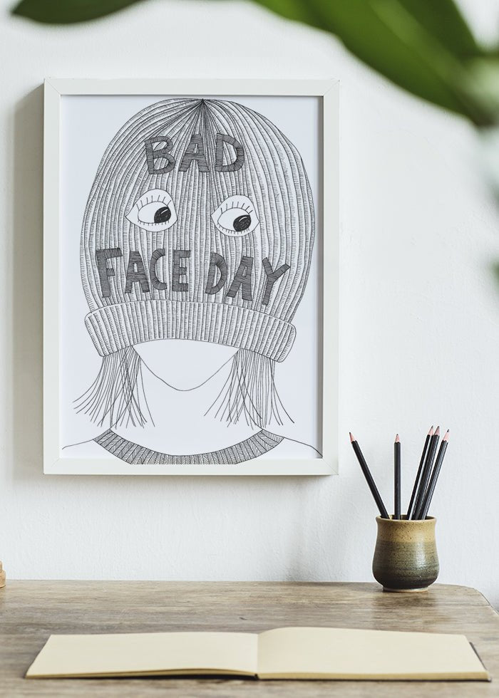 Rolig tavla med svartvit poster. Bad face day.