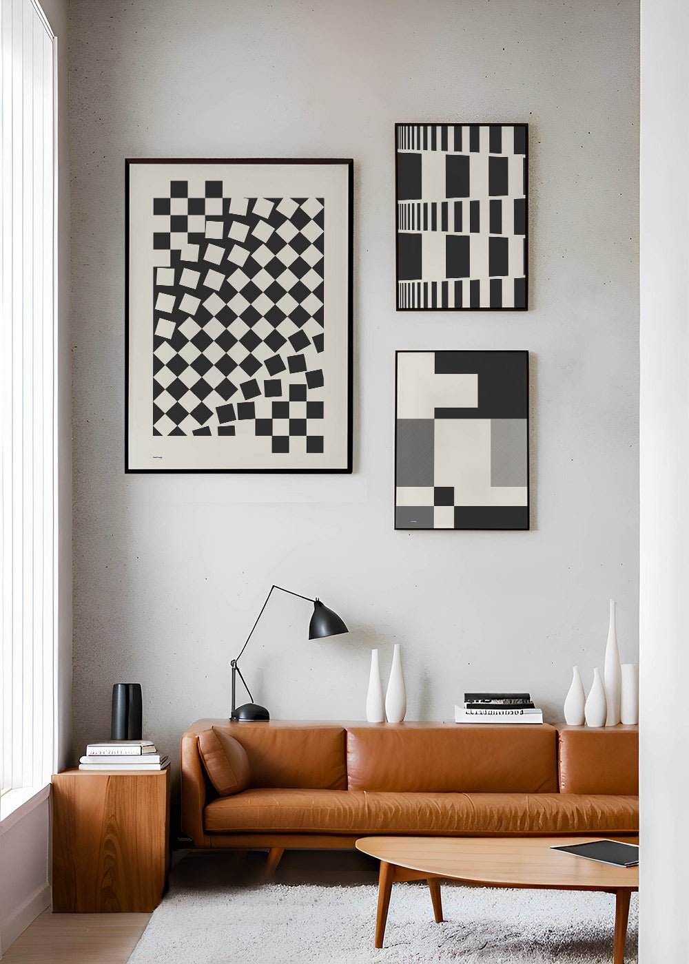 Tavelvägg i svartvitt med abstrakt konst av Karolin Frimodig.