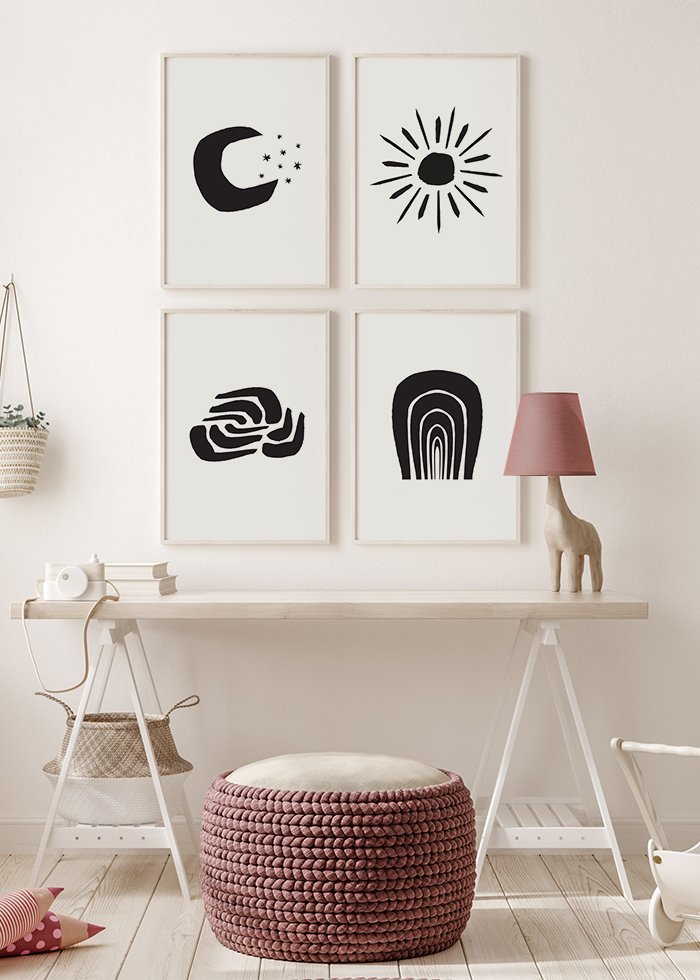 Tavelvägg med minimalistiska svartvita posters till barnrummet.