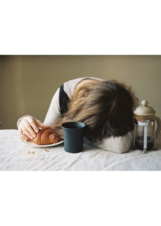 Underbart rolig kaffeposter med foto av en tjej som somnat innan kaffet hunnit kicka in.