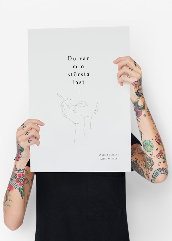 Svartvit texttavla med illustration av Poesiposters.