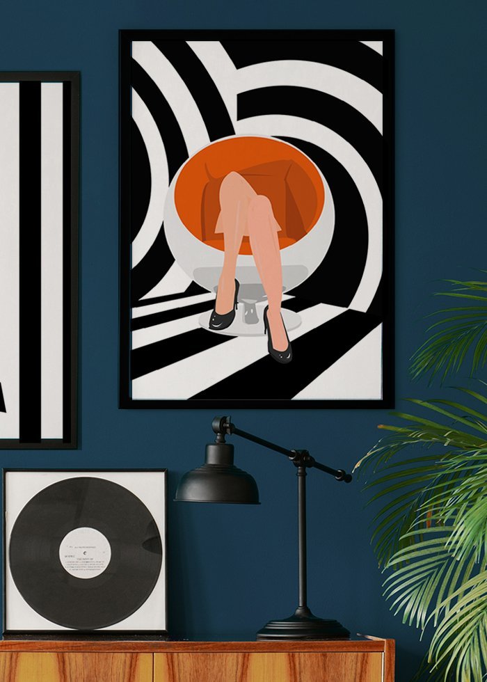 Svartvit och orange poster med 60-tal tema. Åskbollen, en designklassiker bland stolar. 