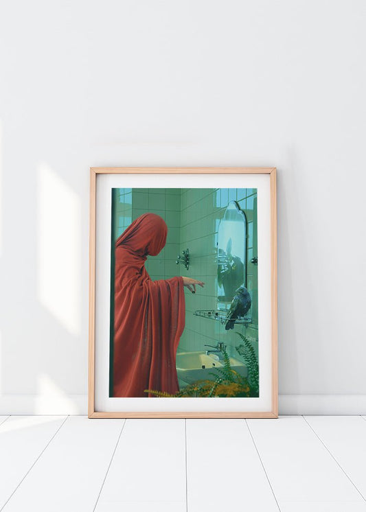 Surrealistisk fotoposter av Simon Hjortek i rött och turkos. En korp och en rödbeklädd karaktär i ett turkost badrum.