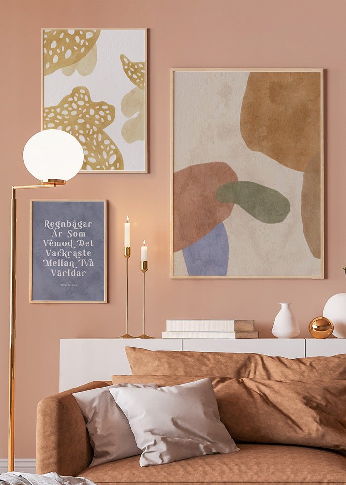 Tavelvägg till vardagsrummet med abstrakta former och poetisk textstycke. Tavelvägg i jordnära färger av Rebecca Pedersen för Ateljé Anagram.